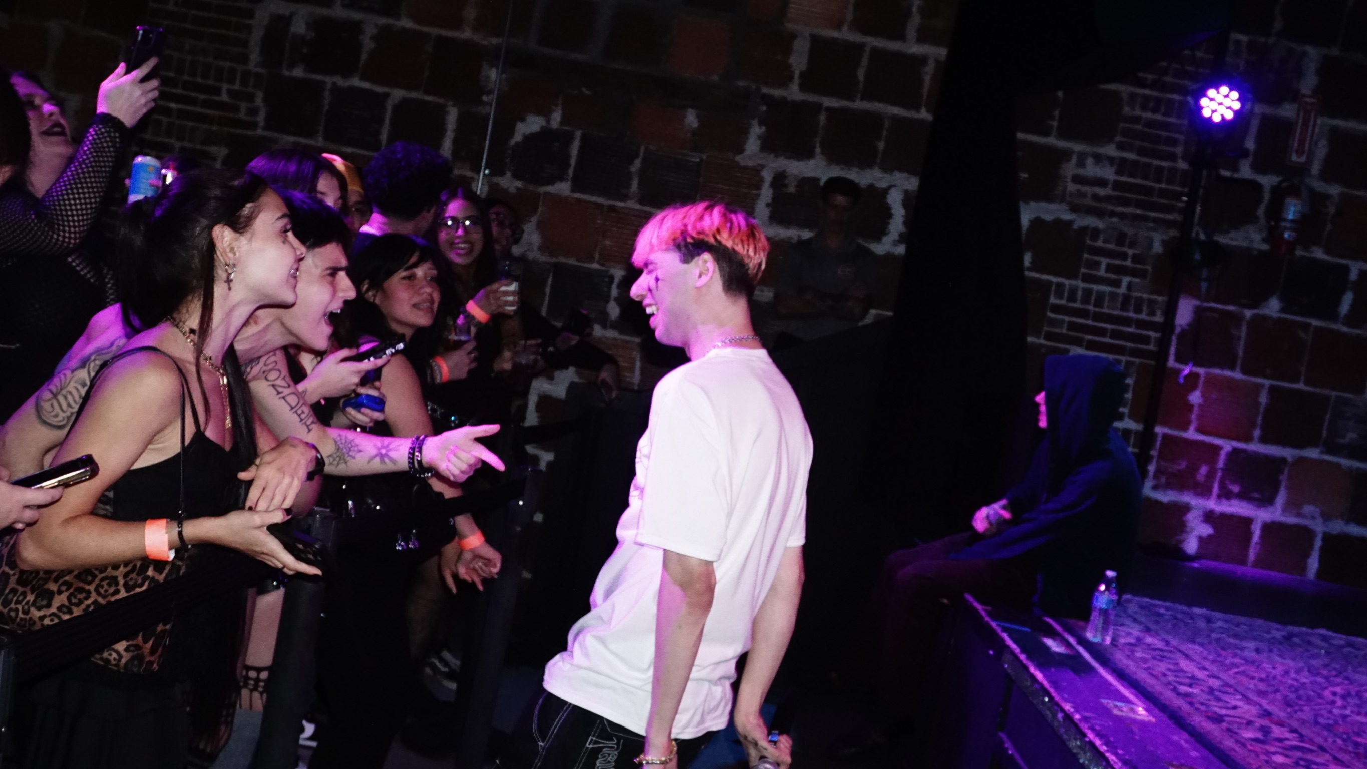 Bradsviral face to face with fans at the barrier